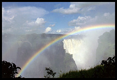 Rainbow at Victoria Falls por Richard Pluck