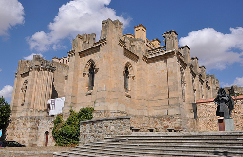 Fachada principal de la Basílica de Santa Teresa de Jesús
